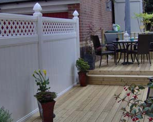 White Privacy Fence with Lattice - Image 4