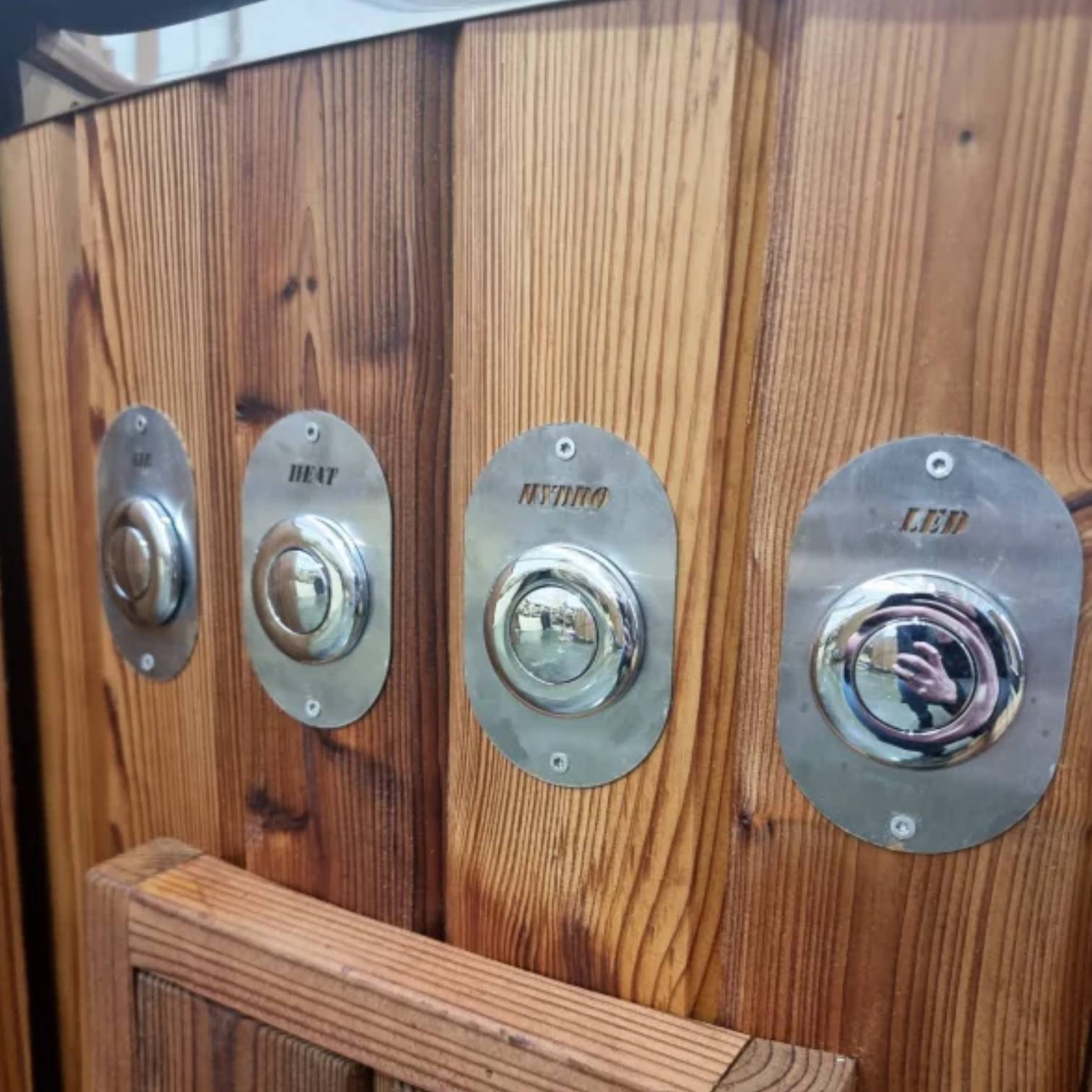 Acrylic hot tub with integrated heater - Image 17