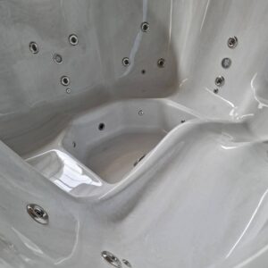 Acrylic square hot tub with external heater - Image 9