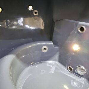 Fibreglass hot tub with integrated heater - Image 13