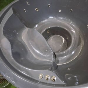 Fibreglass hot tub with integrated heater - Image 20