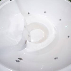 Fibreglass hot tub with integrated heater - Image 27